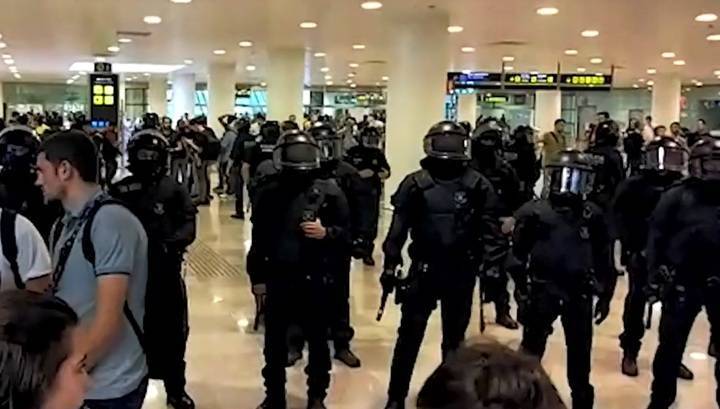 Полиция применила силу против протестующих, заблокировавших аэропорт Барселоны. Видео