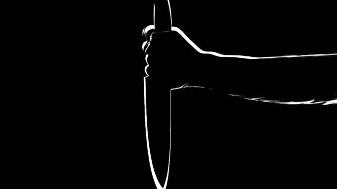 В Сланцах трое мужчин напали на прохожего с ножом