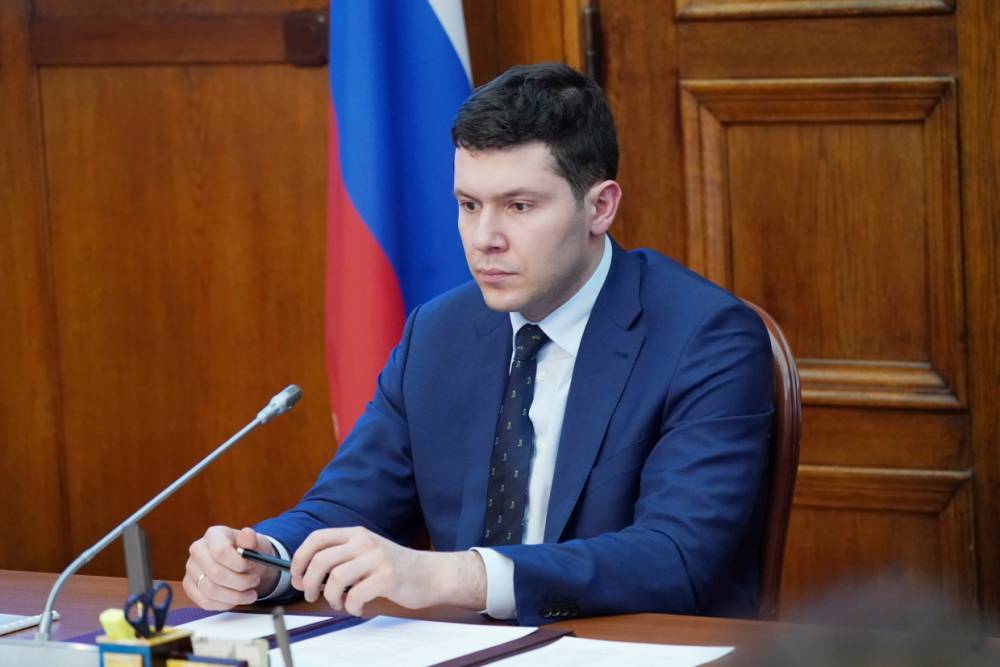 Алиханов попросил подчиненных быть отзывчивей в социальных сетях