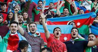 Футбольные фанаты вышли на акцию протеста к посольству Нидерландов в Баку