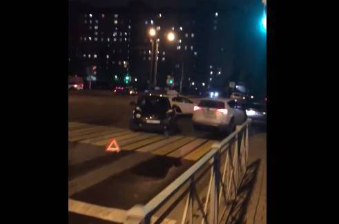 Видео: четыре автомобиля столкнулись на переходе на севере Петербурга