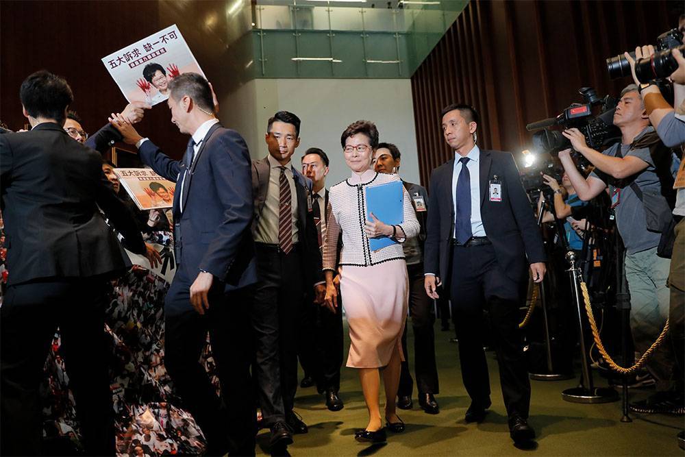 В Гонконге оппозионные депутаты сорвали ежегодное обращение главы администрации города к парламенту