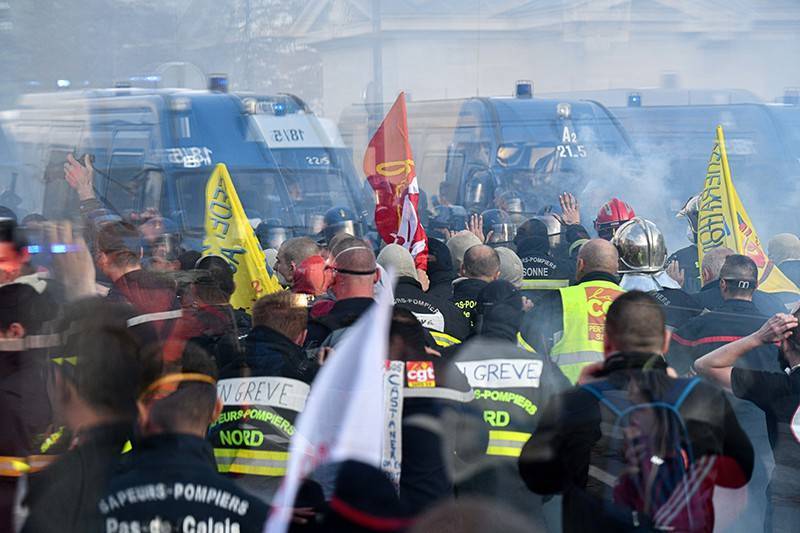 Полиция разогнала французских пожарных слезоточивым газом