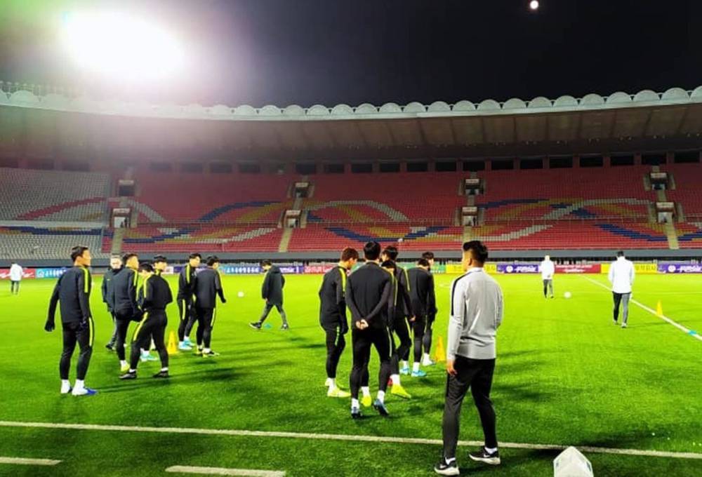 КНДР и Южная Корея впервые с 1990 года сыграли в футбол в Пхеньяне. Матч проходил почти без зрителей, южнокорейским болельщикам не дали визы