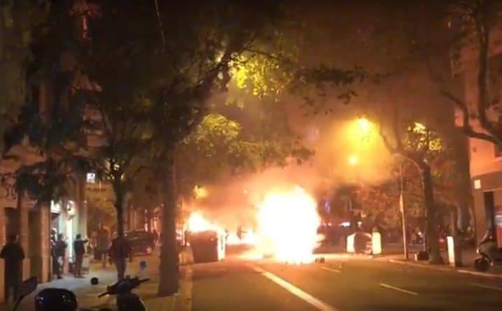 В результате протестов в Барселоне пострадали не менее 37 человек, десятки рейсов отменены
