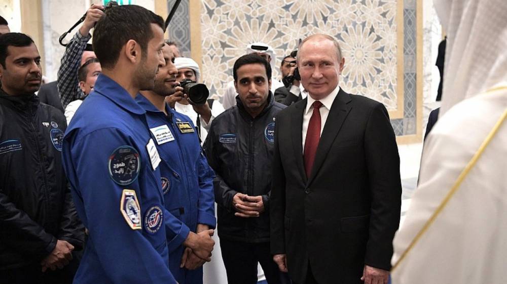 Космонавт из ОАЭ подарил Путину памятную золотую монету