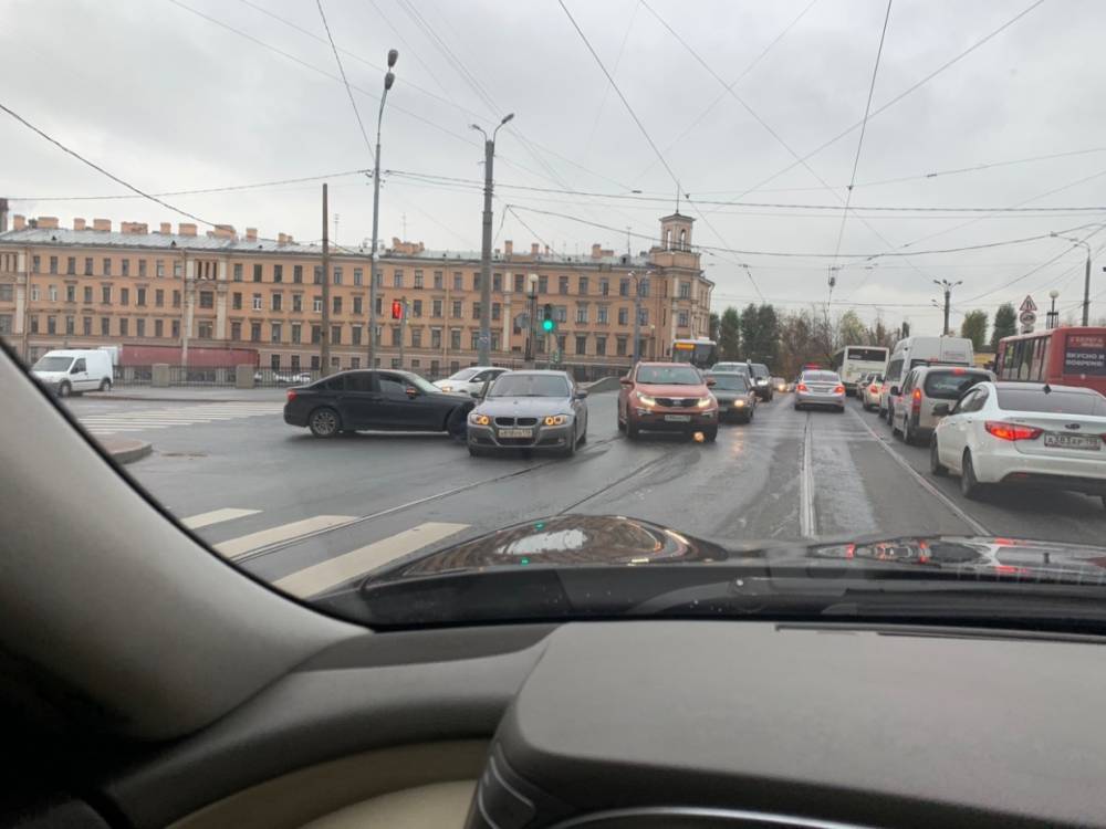 Два BMW померялись силами на пересечении Обводного и Старо-Петергофского