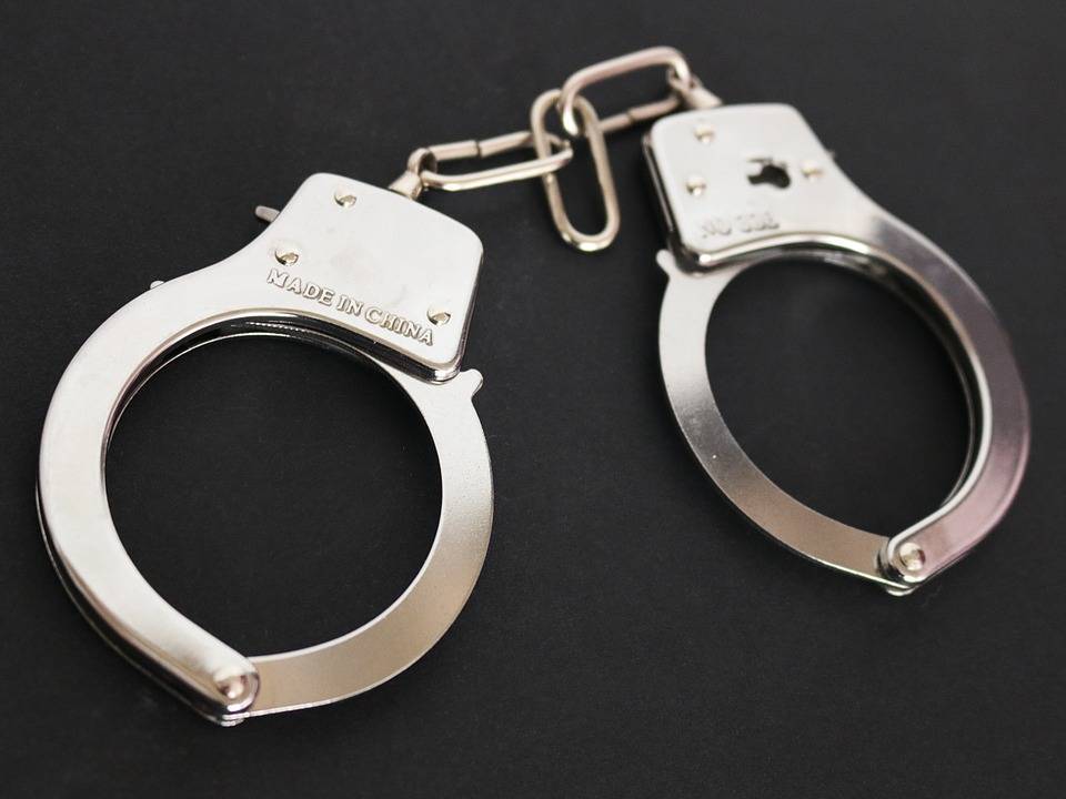 В Глазове задержали 23-летнего студента за кражу денег у соседа