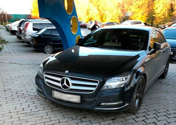 В Екатеринбурге у женщины за долги по налогам арестовали Mercedes Benz