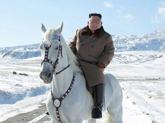 Опубликованы фото Ким Чен Ына верхом на белом коне