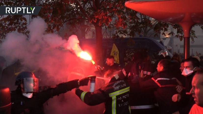 Во Франции полицейские применили слезоточивый газ против пожарных