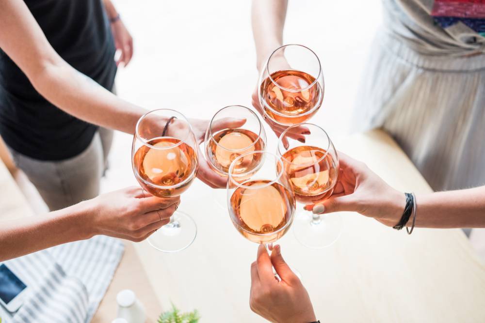 Эксперты рассказали, почему розовое вино нужно пить свежим
