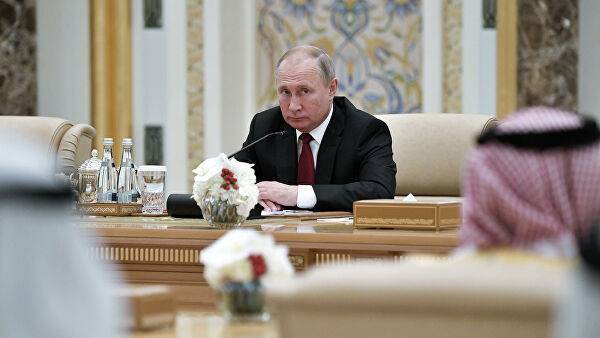 Путин в ОАЭ встретился с дзюдоистами и получил черный пояс в подарок