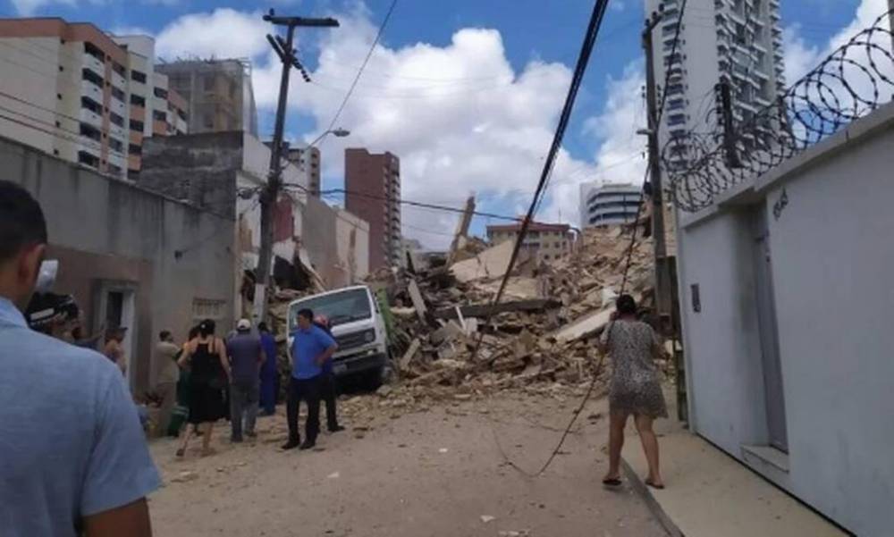 Семь человек спасли из-под обломков рухнувшей многоэтажки в Бразилии