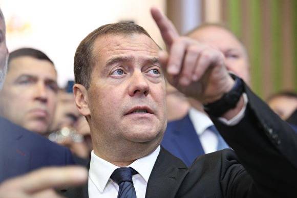 Премьер-министр Медведев поручил свердловскому губернатору заняться проблемой школ