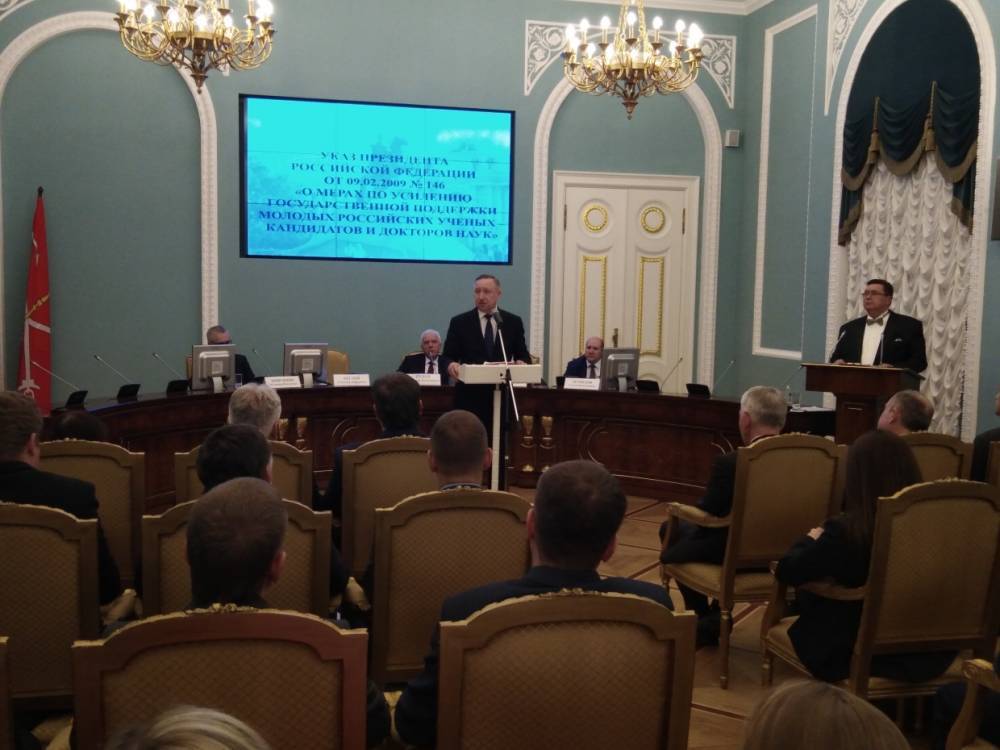 46 молодых ученых из Петербурга получили президентские гранты в Смольном