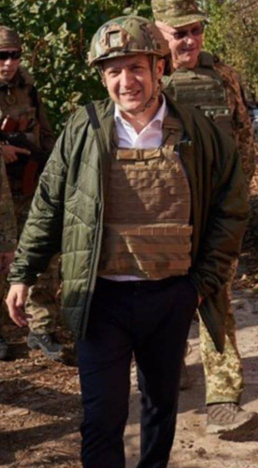 В соцсетях высмеяли одежду Зеленского во время визита на Донбасс