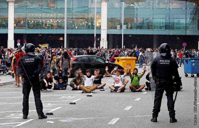 Аэропорт Барселоны отменил полсотни рейсов из-за протестов