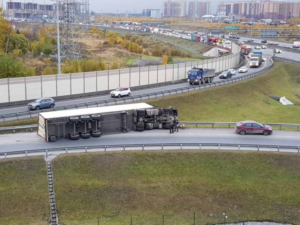 Из-за фуры-перевертыша на пересечении КАД с Московским шоссе частично заблокирован проезд