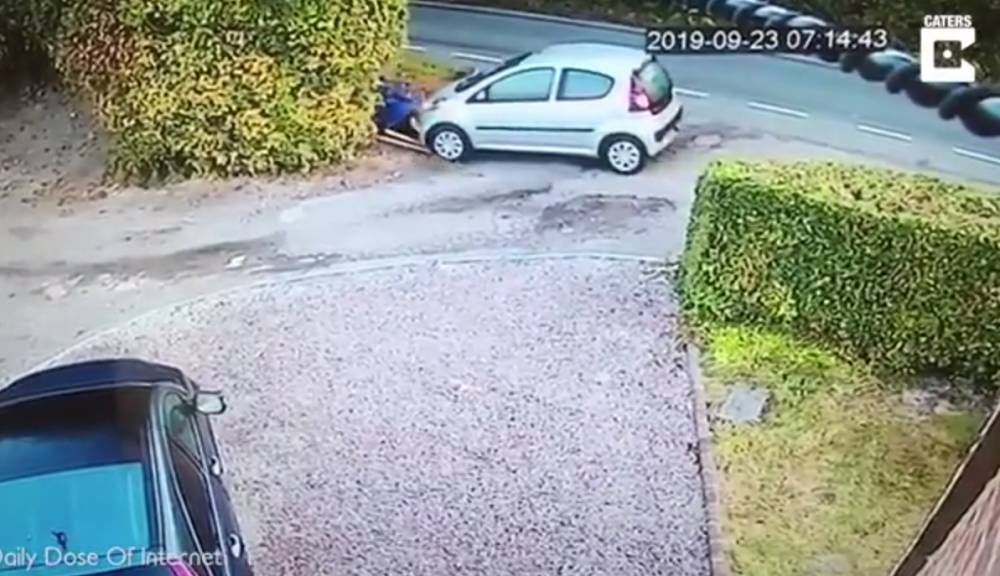 Видео: женщина сбила сама себя, забыв поставить авто на ручник