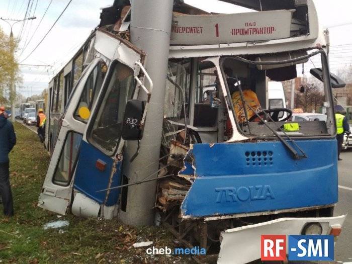 В Чебоксарах троллейбус влетел в столб. 19 человек пострадали
