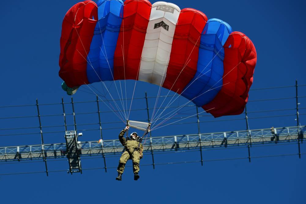 В Сочи установили мировой рекорд в массовом прыжке с моста с парашютом