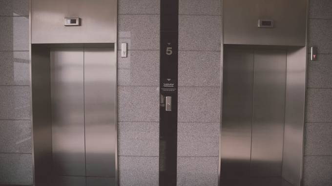В Петербурге лифт бизнес-центра с пассажирами сорвался с девятого этажа
