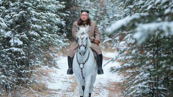 Ким Чен Ын устроил фотосет на белом жеребце