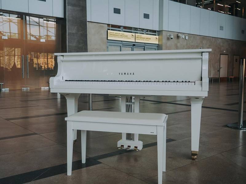 В красноярском аэропорту установили белый рояль в честь Хворостовского