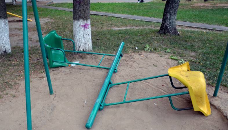 В мэрии Петрозаводска просят сообщать о поврежденных детских объектах