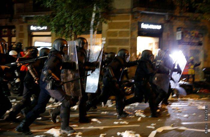 Манифестанты в Барселоне применили против полицейских туалетную бумагу