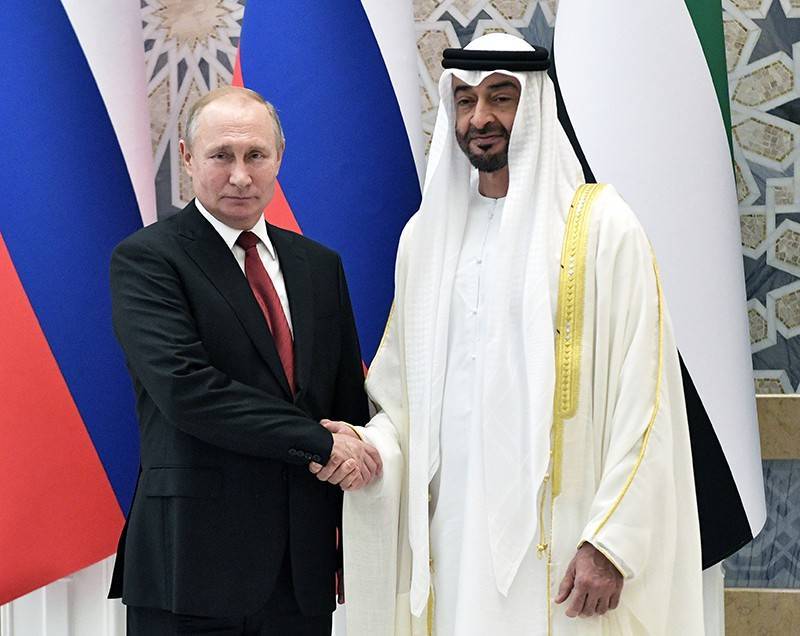 Наследный принц Абу-Даби сопроводил Путина до трапа самолета (видео)
