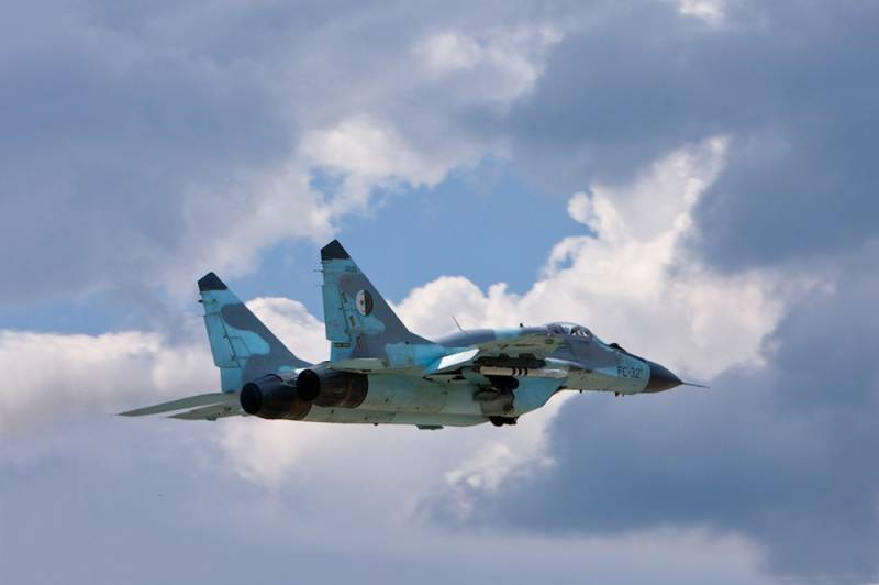 Экстремальное снижение самолёта МиГ-29 попало на видео