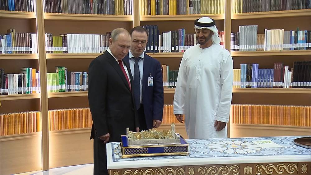 Еще одна птица: Путин и наследный принц Абу-Даби обменялись подарками (видео)