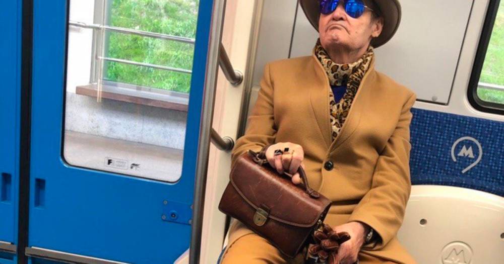 В московском метро заметили стильно одетого пассажира с барсеткой и пакетом