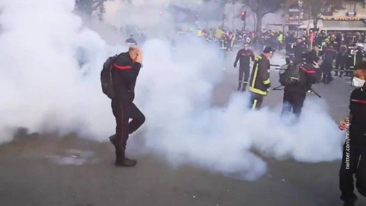 В Париже бунтуют пожарные, полиция разгоняет их водометами