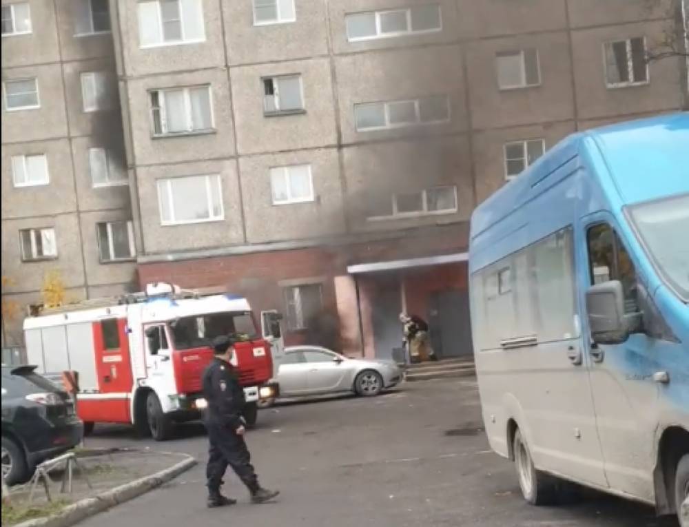 В Мурманске загорелся подвал дома на Карла Маркса: видео