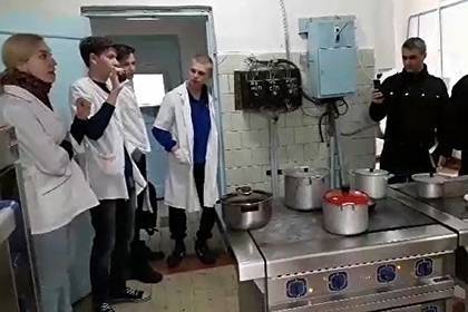 Российские врачи забаррикадировались от ОМОНа в закрытом тубдиспансере