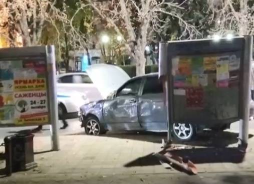 Четыре человека пострадали после ДТП на остановке в Краснодаре