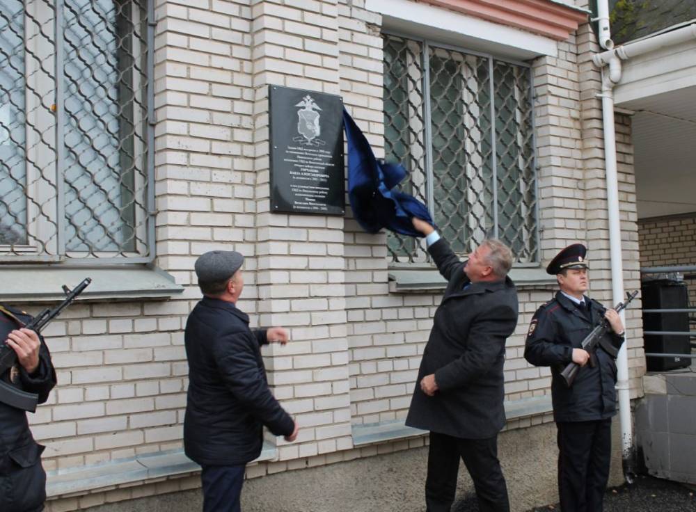 Депутат заксобрания Вологодской области открыл памятную доску в свою честь: «Не передать мое душевное волнение в этот момент!»