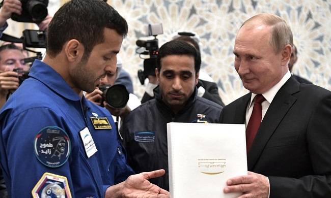 Фото: эмиратские космонавты подарили Путину золотую монету