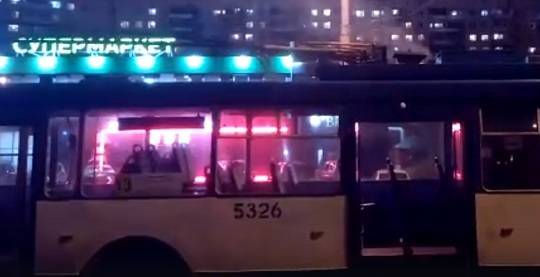 Видео: троллейбус загорелся на ходу в Петербурге