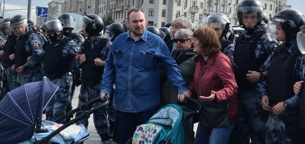 Мосгорсуд отклонил жалобу прокуратуры на отказ в лишении родительских прав Елены и Петра Хомских, пришедших на акцию протеста с детьми