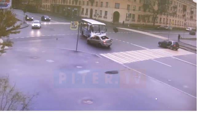 Автобус протаранил авто на пересечении улиц Зайцева и Краснопутиловской