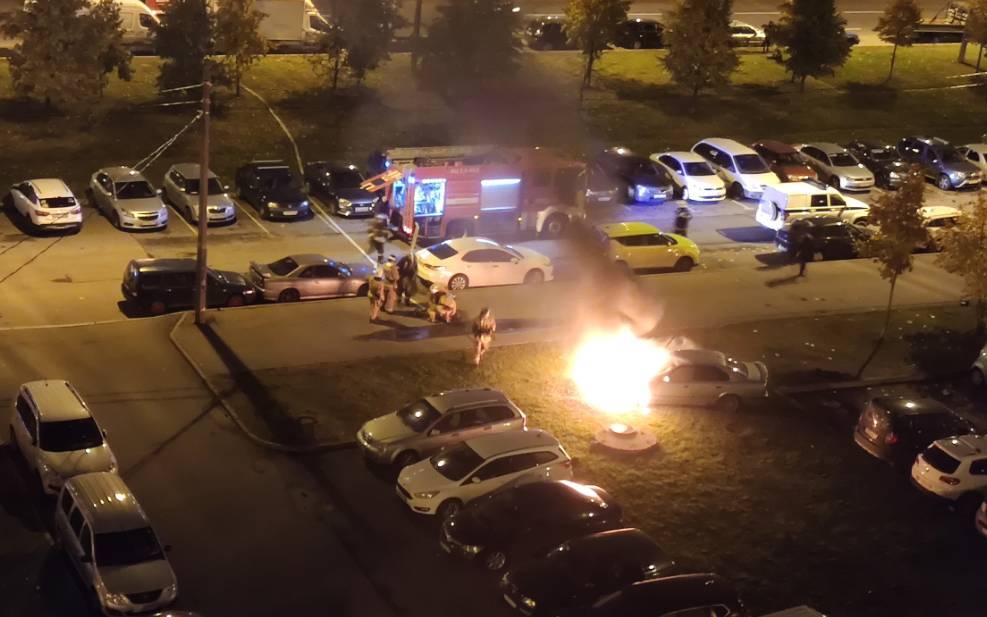Видео: машина сгорела на парковке в Санкт-Петербурге
