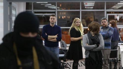 Полиция устроила массовые обыски у сторонников Навального в регионах