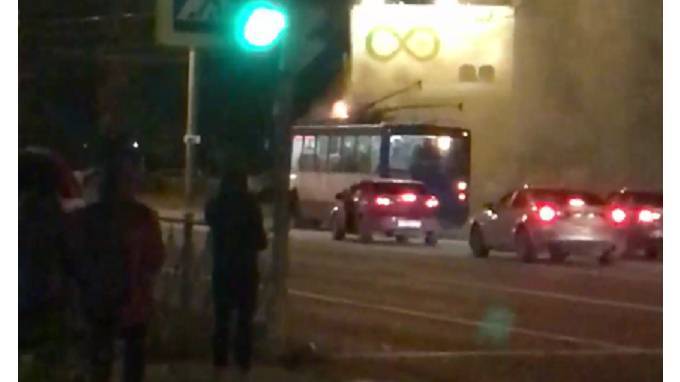 На Светлановском проспекте загорелся троллейбус с пассажирами внутри
