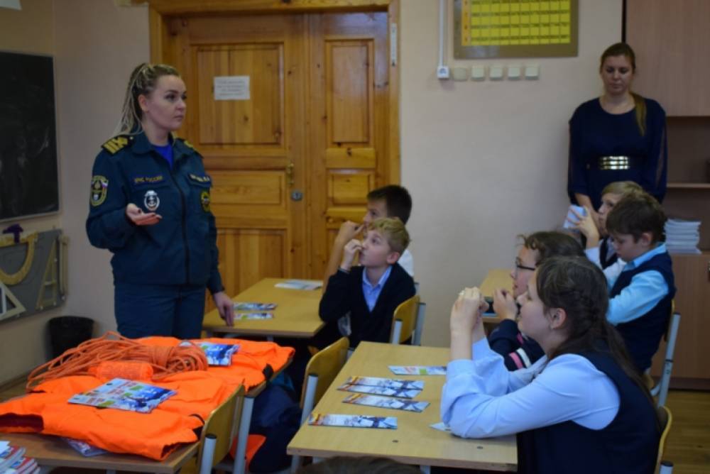 Новгородским школьникам рассказали о правилах безопасности на воде в осенне-зимний период