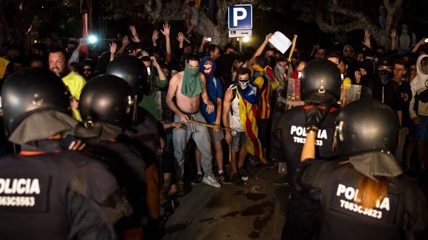 Барселона в огне! Протестующие поджигают петарды и мусорные баки — видео