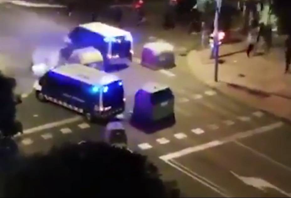 Видео: машина полиции переехала протестующего в Каталонии